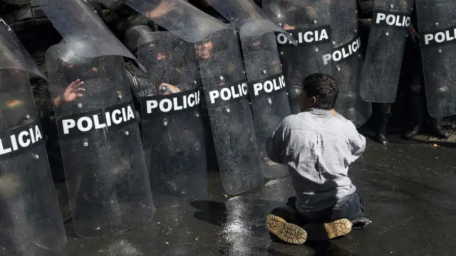 Para penyandang disabilitas yang sebagian besar menggunakan kursi roda tampak dipukul mundur oleh aparat keamanan dengan meriam air.