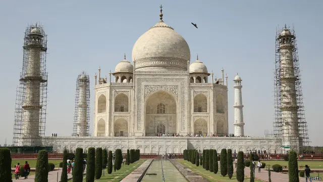 Ҳиндистонда бобурийлар қурган афсонавий Тож Маҳал.