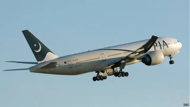 پی آئی اے کے فضائی آپریشن میں ریڑھ کی ہڈی کی حیثیت رکھنے والے جدید طیارے بوئنگ ٹرپل سیون ہیں۔ جن میں سے یہ 200-777 لانگ رینج طیارہ حاصل کرنے والی پی آئی اے پہلی فضائی کمپنی تھی جس کے پاس دنیا کی طویل ترین پرواز کا ریکارڈ ہے۔