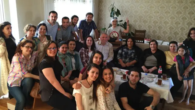 Hüquq müdafiəçiləri, media nümayəndələri və Xədicə İsmayılın yaxınları jurnalistin evində onun azad olunmasını gözləyir