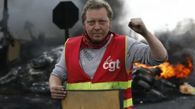 Prancis juga diperkirakan terdampak oleh aksi mogok para karyawan di enam kilang minyak.