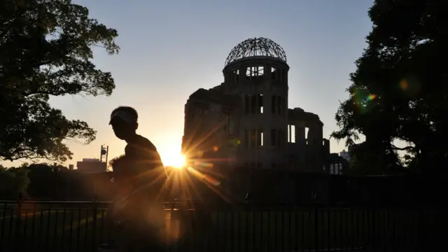 2012年，一个小男孩与父亲一同在广岛和平纪念公园内走过