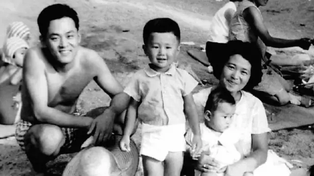 1996年，落合洋司与家人在广岛的海滩上