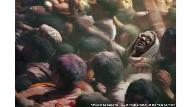 ہندوؤں کا تہوار ہولی جس میں ایک دوسرے پر رنگ پھینکے جا رہے ہیں اور رقص کیا جا رہا ہے۔ 