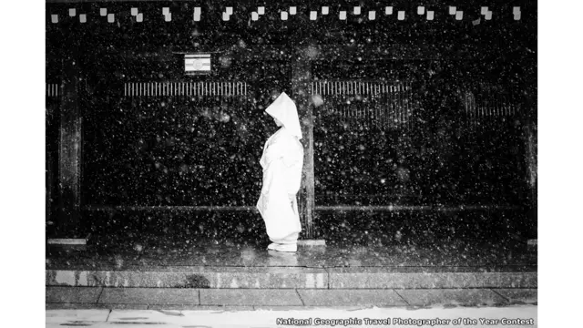 جاپان کے دارالحکومت ٹوکیو میں برف کے گرد کھڑی ایک دلھن جو اپنی شادی کا انتظار کر رہی ہے۔