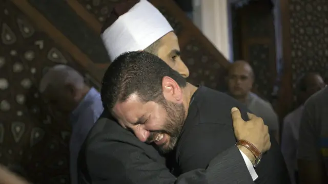 إمام مسجد الثورة بالقاهرة يواسي أقارب الضحايا 