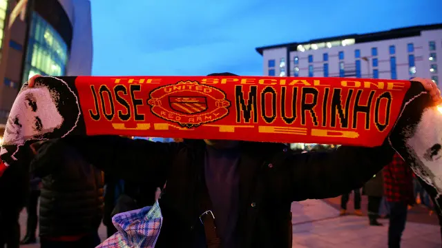 Шарф с именем Моуринью 