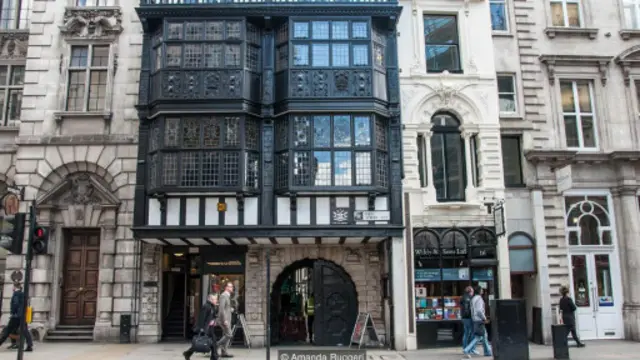 在倫敦艦隊街上一個小小的石拱門背後,有一個隱秘的世界(圖片來源:Amanda Ruggeri)