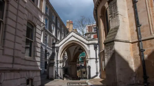 從聖殿教堂(Temple Church)院子望向原來的入口,可以看到原來的入口處比現在的街道要低一截(圖片來源:Amanda Ruggeri)