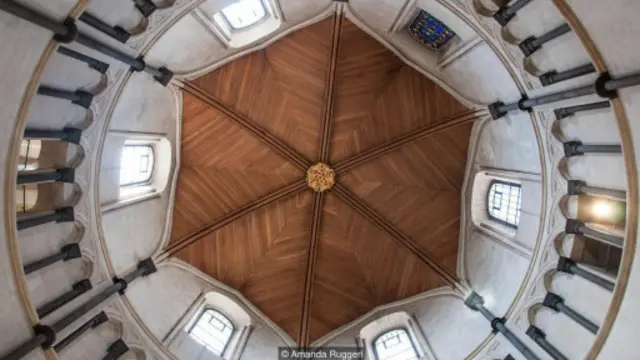 在類似於 12 世紀中聖殿這樣的圓形空間,人們自然而然地會抬頭向上望去(圖片來源:Amanda Ruggeri)