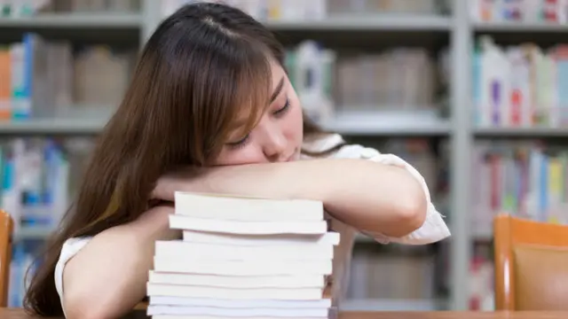 Una estudiante japonesa durmiendo