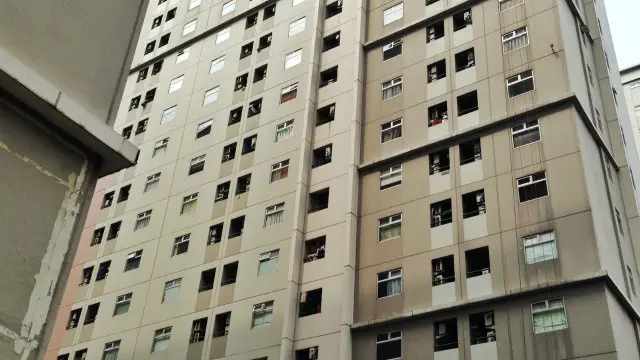 Razia narkoba dan penggerebekan aktivitas pelacuran kerap terjadi di apartemen tersebut.
