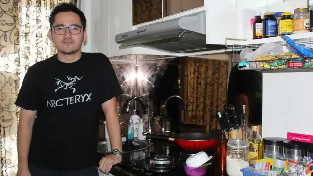 Achmad Ritopan di ruang apartemennya di Kalibata City.