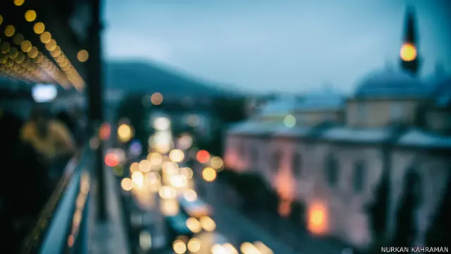 Nurkan Kahraman'ın objektifinden 'flu' caddelerden akıp giden araçların farlarıyla aydınlanıyor.