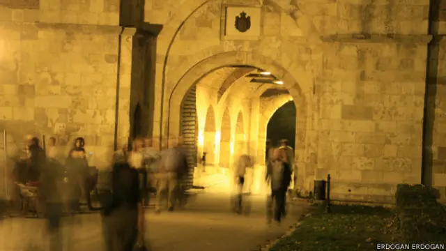 Sırbistan, Belgrad'da sıradan bir akşam. İşe gidenler ve işten gelenler birbirine karışmış durumda. Fotoğraf, Erdoğan Erdoğan'dan.
