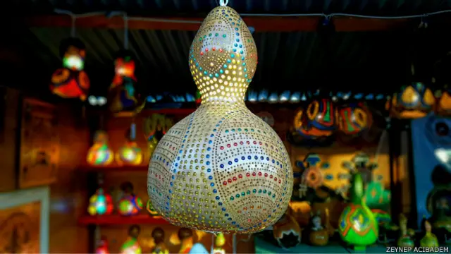 Zeynep Acıbadem'den ışıltılar içinde flu kalan geleneksel lambalar.