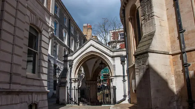 Вид из внутреннего двора Темпл-Черч в сторону исторического входа, который теперь просел ниже уровня улицы