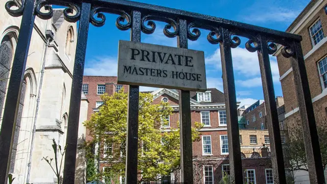 Через решетку можно заглянуть в частный сад и дом магистра Храма