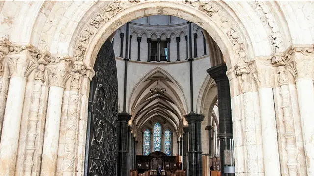 Вид через исторический каменный вход в Темпл-Черч