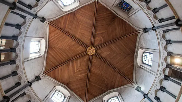 Находясь в округлом помещении, таком как церковный неф XII века, невольно воздеваешь очи горе