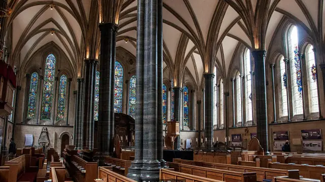 Для нового алтаря, построенного через 65 лет после круглого нефа, характерны все признаки расцвета готики, в том числе большое количество света