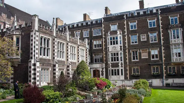 Принадлежавшая тамплиерам земля со временем отошла Миддл-Темплу (см. фото) и Иннер-Темплу