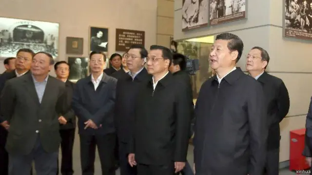 新華社報道說，習近平正逐漸樹立中國官場的一套服裝標凖：平時對內盡可能簡，出門對外民族風而且隆重