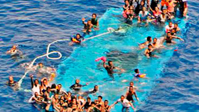 Angkatan Laut Italia menyelamatkan 562 orang dari insiden tersebut, namun puluhan lainnya diduga tenggelam.