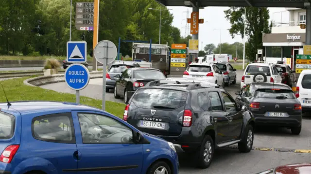 Очередь у автозаправки