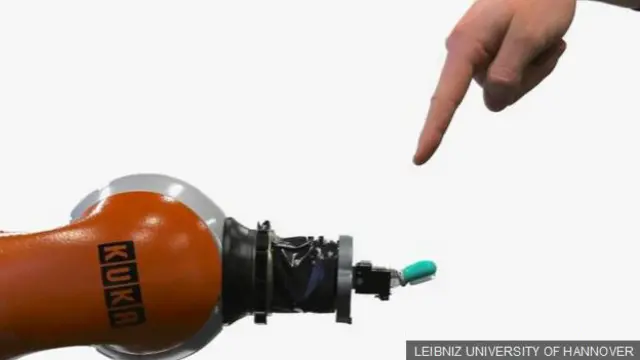 Рука человека и робота