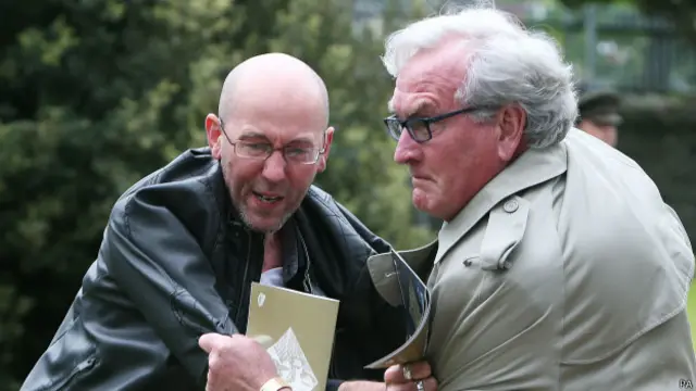 维克尔斯（右）将莫菲（左）拉走