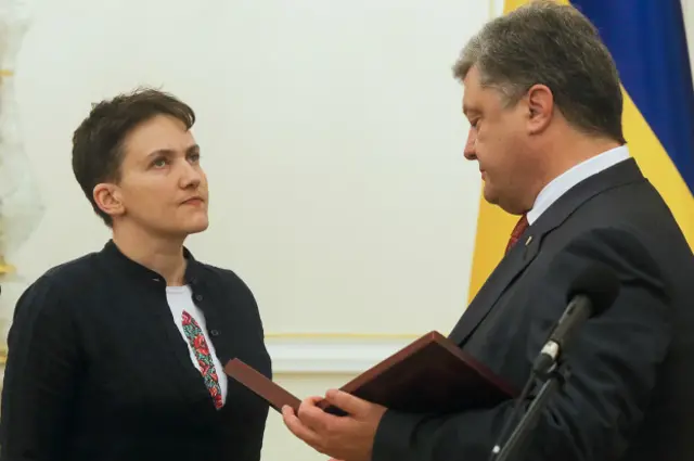 Надежда Савченко и президент Украины Петр Порошенко