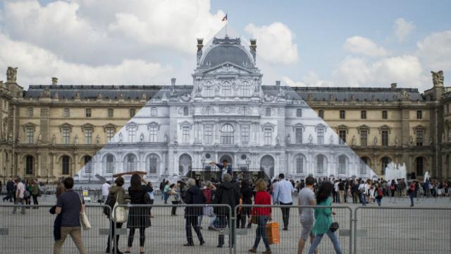 La pirámide del Museo del Louvre, invisible.