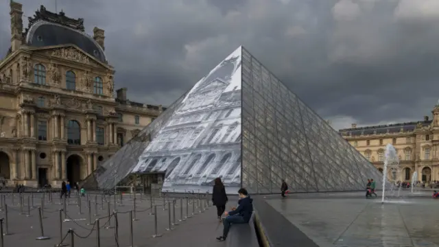 pirámide invertida del louvre