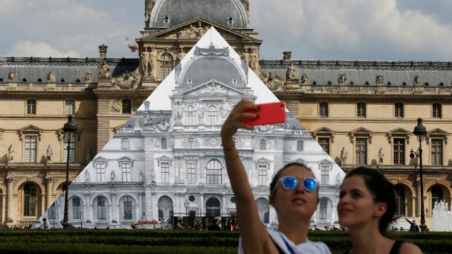 La selfie, el motivo que inspiró al artista para intervenir la pirámide del Museo del Louvre.