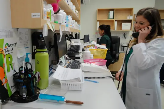 Los venezolanos que se lo pueden permitir, compran medicamentos en farmacias del exterior.