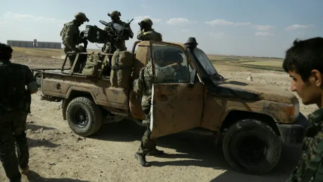 Suriye Demokratik Güçleri ülkenin kuzeyinde Rakka çevresindeki yerleşim yerlerini ABD'nin de desteğiyle IŞİD'in elinden almaya çalışıyor.