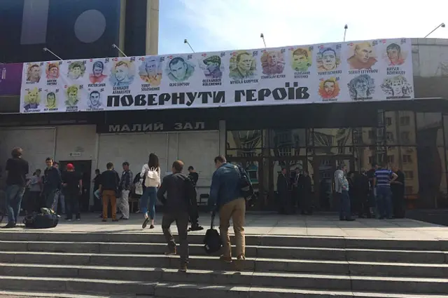 Еще за сорок минут до начала пресс-конференции зал был уже заполнен журналистами