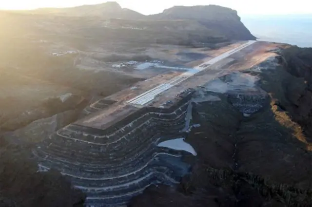 跑道前身是一条大峡谷，用45万卡车岩石填充