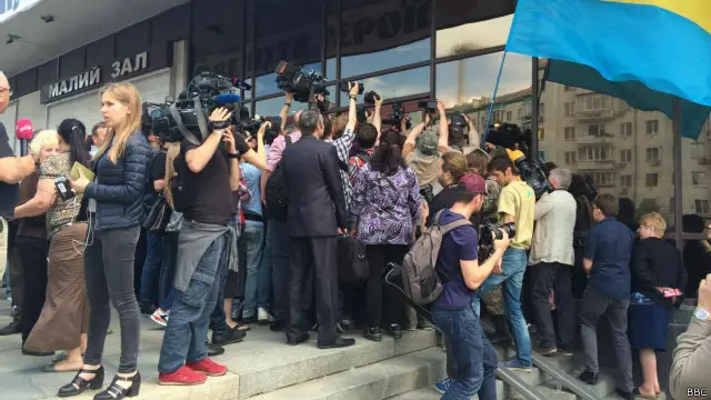 Журналисты окружили Савченко на "перекуре"