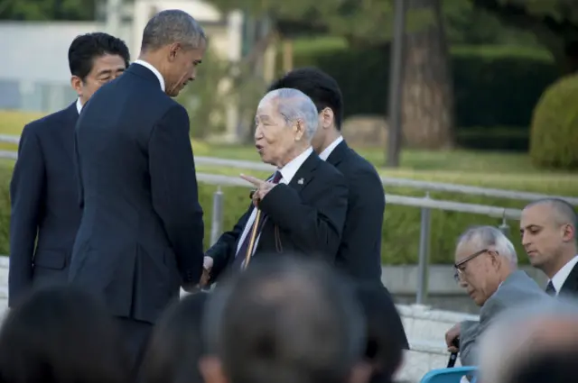 Обама разговаривает с одним из выживших в Хиросиме