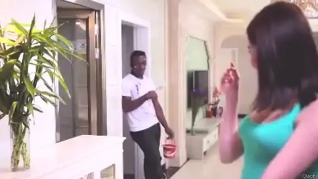 Los jóvenes se miran