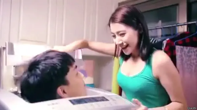 Tras el lavado, el joven ya no es negro y ella se muestra feliz