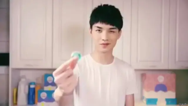 El joven "lavado" ya es asiático.