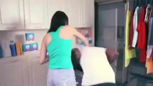 Ella lo mete en la lavadora