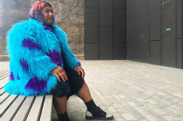 Студент из Лондона ждет начала модного показа в колледже Сент-Мартинс