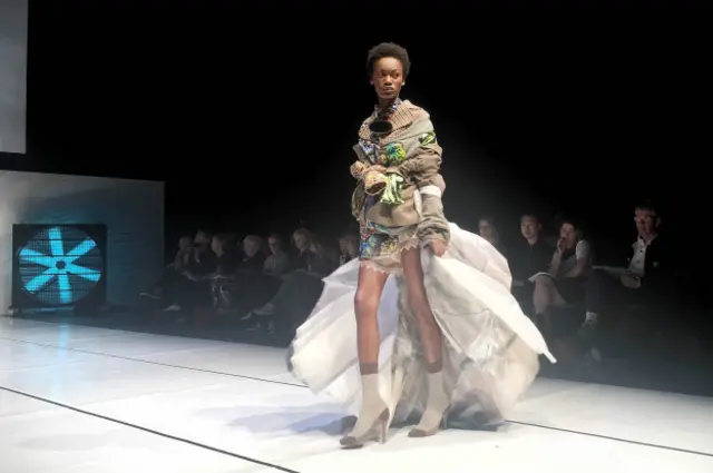 Модный показ в колледже Сент-Мартинс