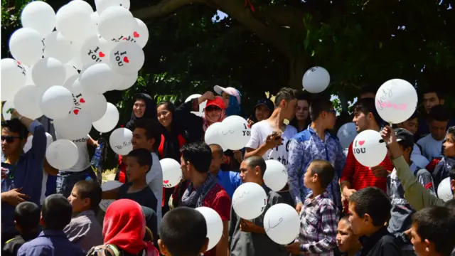 د قومي تبعیض او سیمه ییزو جنجالونو د کمولو او لمنځه وړلو په هدف دغو ځوانانو په کابل ښار کې هر لاروي ته یوه سپینه پوکڼۍ ورکړه.