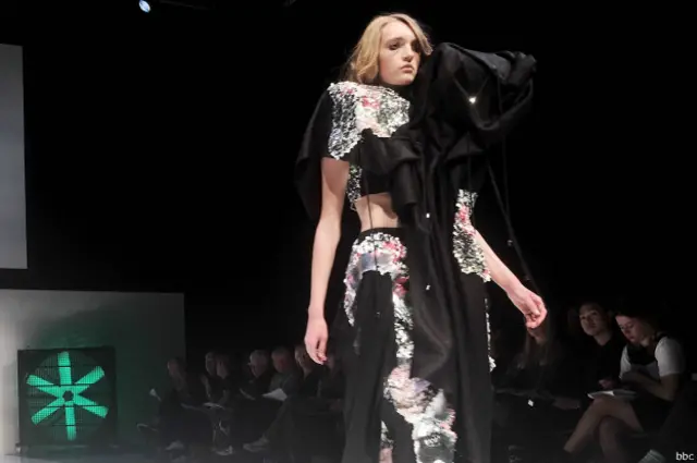 Модель идет по подиуму