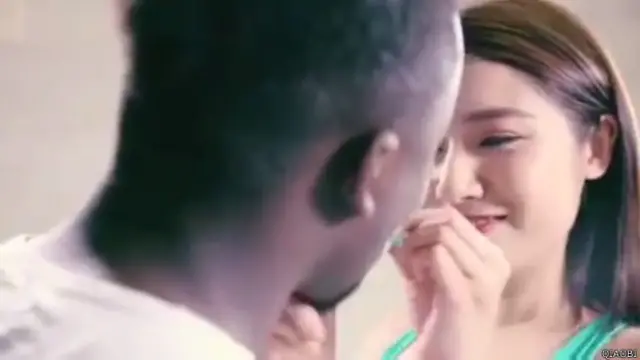 在靠近之後,女子往男子嘴裏丟入一錠洗衣溶珠。